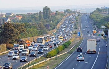 Fokozatosan nő a forgalom az M7-esen, így közlekedjen a sztrádán a nyáron