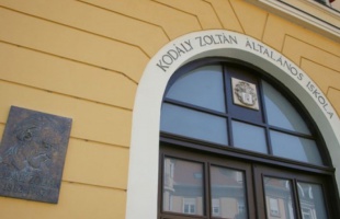 Negyedszázados névbúcsúztatók