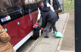 Rosszul lett egy idős utas, helyi járatos busz alá esett