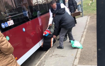 Rosszul lett egy idős utas, helyi járatos busz alá esett