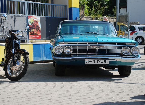 Az ott egy Chevrolet Impala?  Retro piacnapot tartottak
