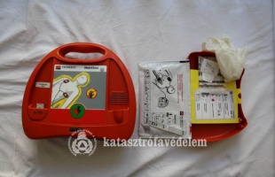 Új defibrillátort kapott az egészségügyi központ