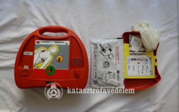 Új defibrillátort kapott az egészségügyi központ