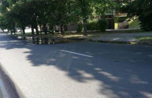 Szökik a víz a Kanizsai utcai csatornából