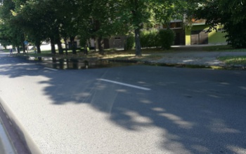 Szökik a víz a Kanizsai utcai csatornából