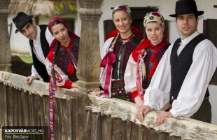 Szennában locsolkodott a Somogy Táncegyüttes