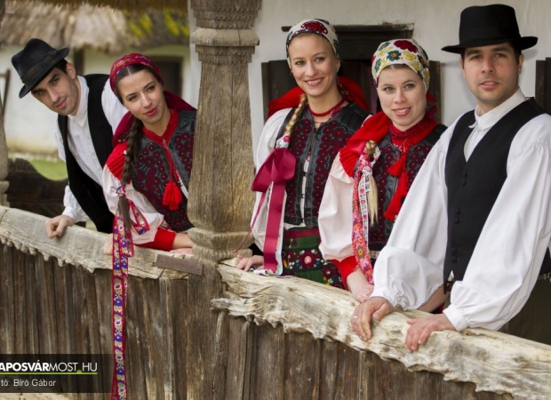 Szennában locsolkodott a Somogy Táncegyüttes