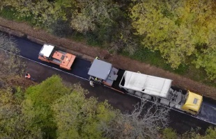 Több új burkolatfelújítási technikával is kísérletezik a Magyar Közút