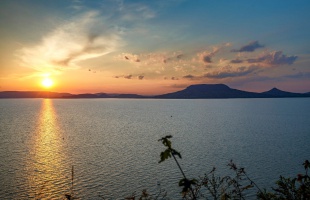 Szabályozási szinten a Balaton vízállása