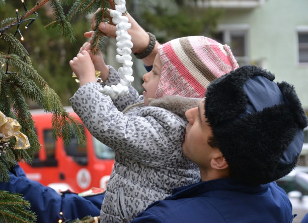 Díszeket ajándékoztak az ovisok a katasztrófavédőknek