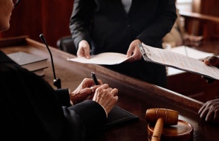 Költségvetési csalás és vesztegetés – előfordulhat együttesen?