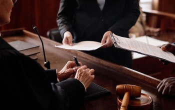 Költségvetési csalás és vesztegetés – előfordulhat együttesen?