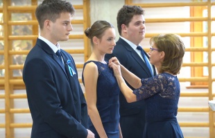 Szalagavató a katolikus gimiben