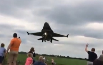 Így néz ki, amikor egy F-16-os túl közel repül