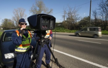 Hat traffipax várja a közlekedőket a 67-es úton