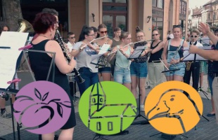 Nem mindennapi flashmobot pattintott a F.A.L.U. Fesztivál a főtéren