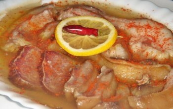 Szerencsehozó és tradicionális ételek az ünnepi asztalon