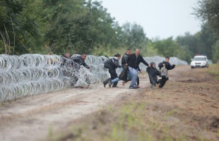 Több mint 400 határsértőt fogtak el a hétvégén