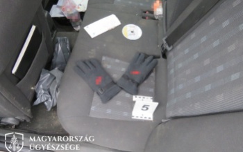 „Unokázós” csaló gombolt le hárommilliót egy idős nőről