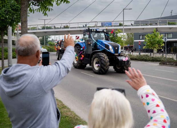 Húsz traktor, hat fogat – ballagnak a mezgazosok