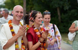 Búcsút tartanak a Krisna-völgyben, olyan ruha kell, amit nem sajnálnak