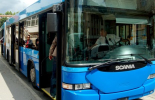 Gyalogos miatt taposott a fékre a buszsofőr