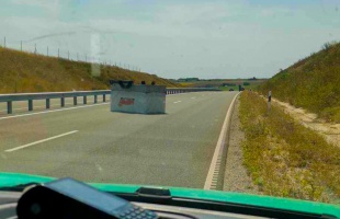 Figyelem, életveszély! Brutális akadály a 67-esen!