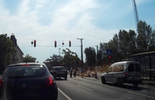 Majdnem elgázolta a zebrán áthaladó gyalogosokat egy száguldozó autós Kaposváron