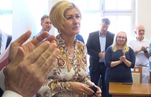 Emlékérmével és virággal búcsúzott Moizs Marianntól, a kórház főigazgatójától Szita Károly
