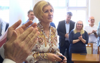 Emlékérmével és virággal búcsúzott Moizs Marianntól, a kórház főigazgatójától Szita Károly