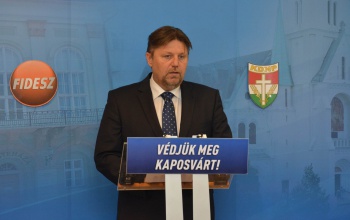 Gelencsér Attila: az életünket is veszélyeztetik a migránsok