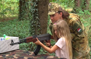 Airsoft, paintball, repülőgép szimulátor - színes programokkal várták az érdeklődőket a volt taszári laktanyában
