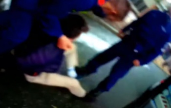 Testkamera rögzítette, ahogy elfogják a sofőrt az autósüldözés után - videóval
