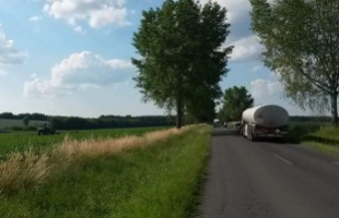 Permetezés közben traktor döntött villanyoszlopot Osztopánnál