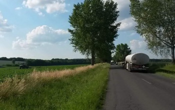 Permetezés közben traktor döntött villanyoszlopot Osztopánnál