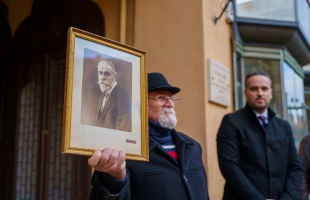 Rózsa János kelmefestő tiszteletére avattak emléktáblát a Fő utcán