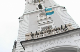 Székely zászló lobog a városházán