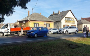 Négy autó ütközött Kaposfőn, lezárták a 61-es utat