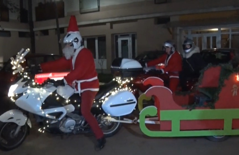 A várost járva jótékonykodnak a motoros Mikulások