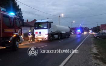 Parkoló autónak ütközött egy kamion Kaposfőn