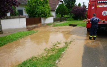 Az esőzések után érdemes ellenőrizni a házak előtti csatornákat, hogy nem tömődtek-e el