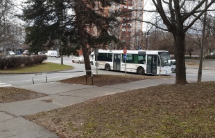 Lerobbant egy busz a Margit templom előtt