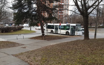 Lerobbant egy busz a Margit templom előtt