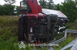 Árokba borult egy kamion az M7-esen