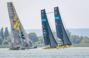 Vitorlázó legendák és high tech hajók a Balaton leglátványosabb vitorlásversenyén