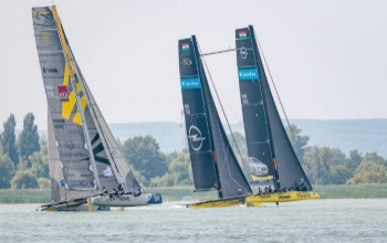 Vitorlázó legendák és high tech hajók a Balaton leglátványosabb vitorlásversenyén