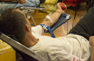Tejes dobozokkal buzdít véradásra a Magyar Vöröskereszt
