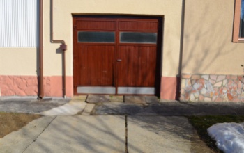 Nekiment a garázsajtónak, azután elszelelt