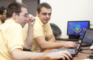 A programozók és a mozdonyvezetők keresnek a legjobban diploma nélkül