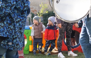 A zenével ismerkedtek a Gyöngyvirág bölcsődései